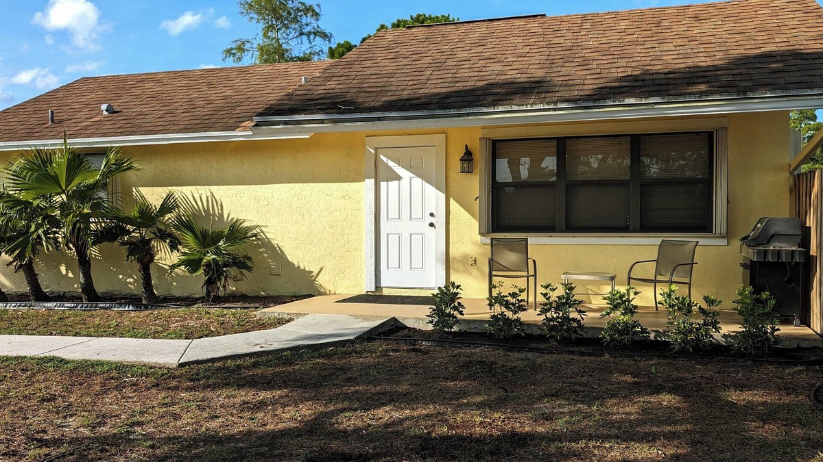 Loxahatchee House | Private Guest House on a horse farm