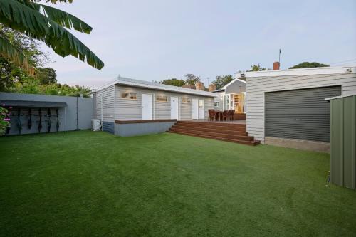 Camberwell Resort | Private Guest Wing in Leafy Camberwell near Train & Tram