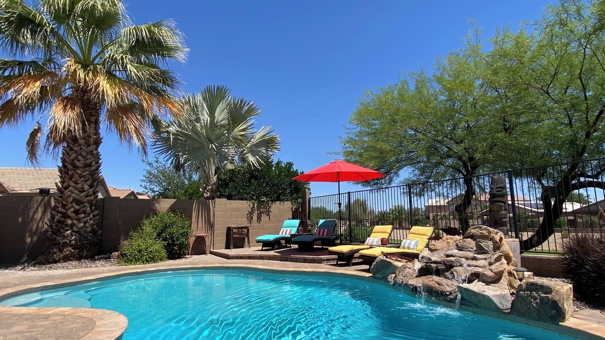 San Tan Valley House | Private Heated Pool - pool heat incl'd, Fire-pit, Pool Table, Bar, Dog-friendly!