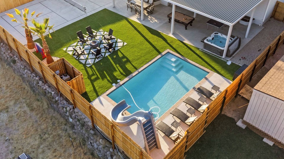 La Verkin House | Private heated pool/hot tub, pickleball mini golf. 9 bdrms. EV charger Sleeps 35