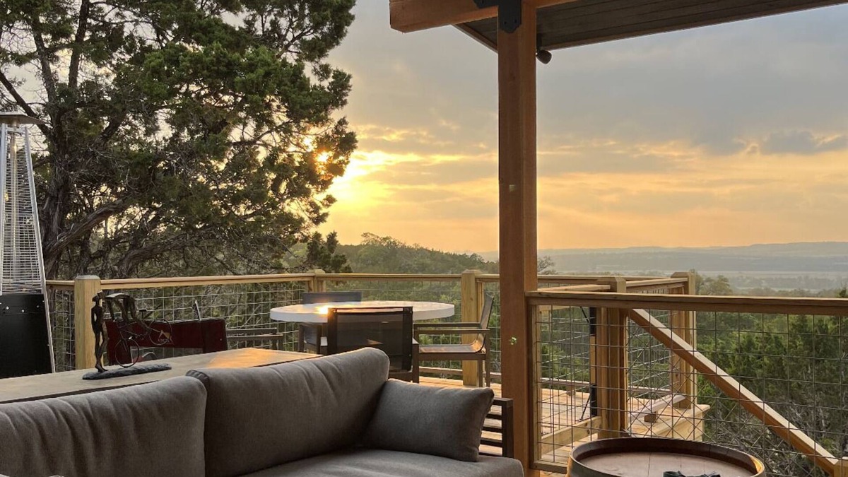Comfort House | PRIVATE HILL COUNTRY HOME WITH HOT TUB AND EXPANSIVE VIEWS.