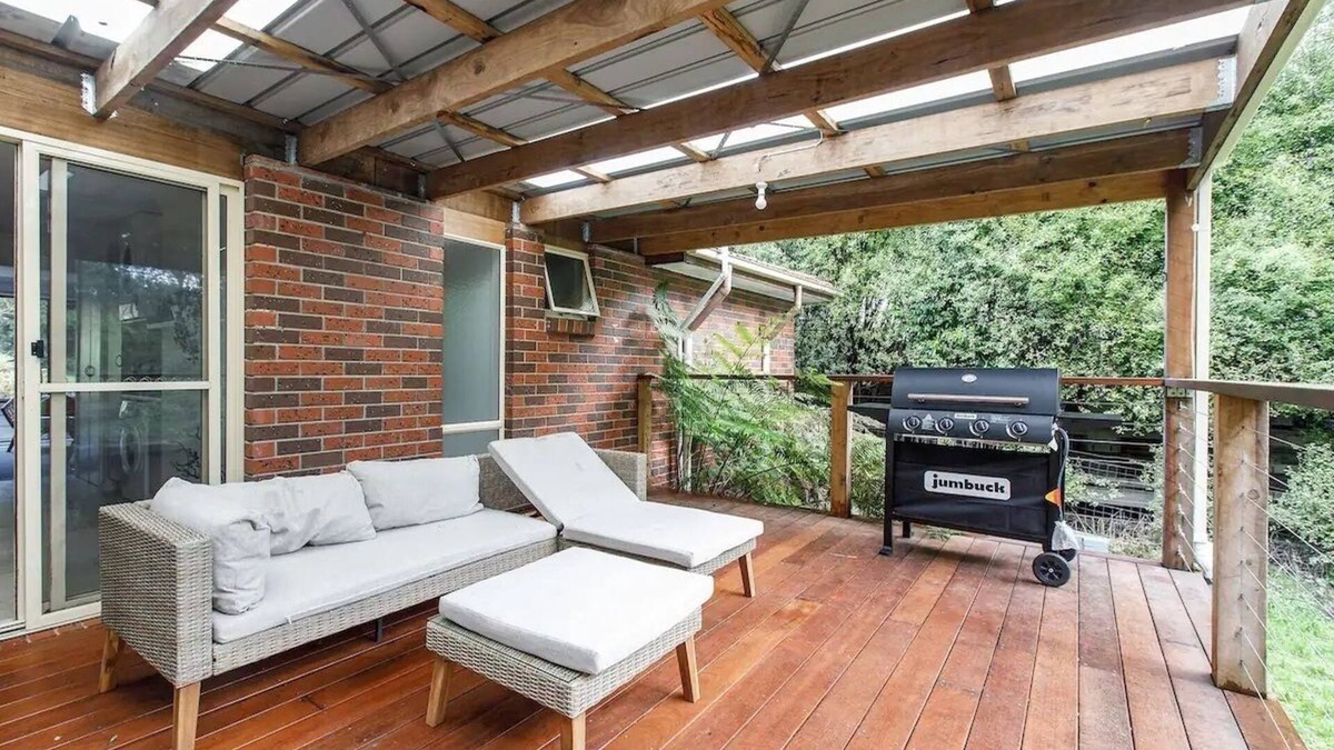 Cockatoo House | Private Holiday Home With Rain Forest Creek View