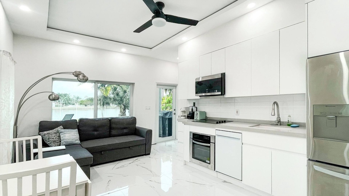 Driftwood House | Private Hollywood Guest suite, 1 bedroom, full kitchen, full bathroom