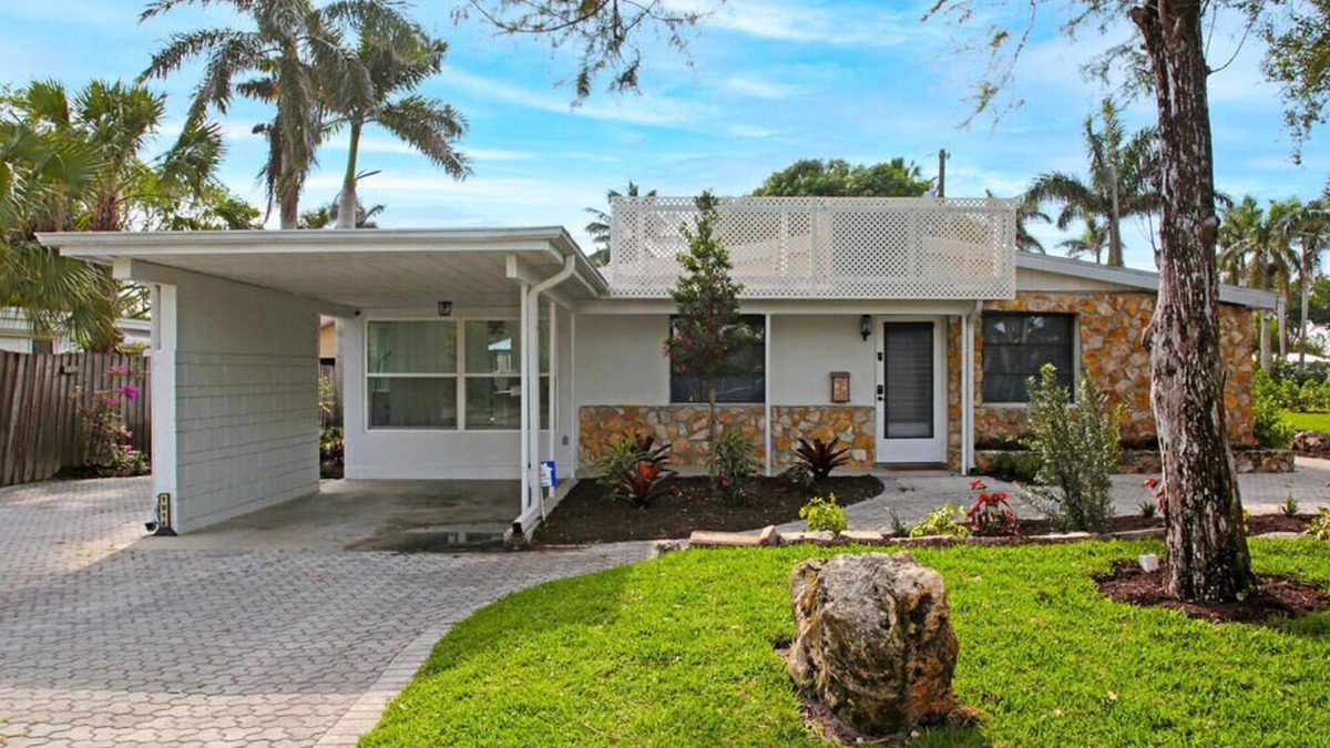 Lake Park House | Private Home Minutes Away from Downtown Naples and Beautiful Naples Beaches