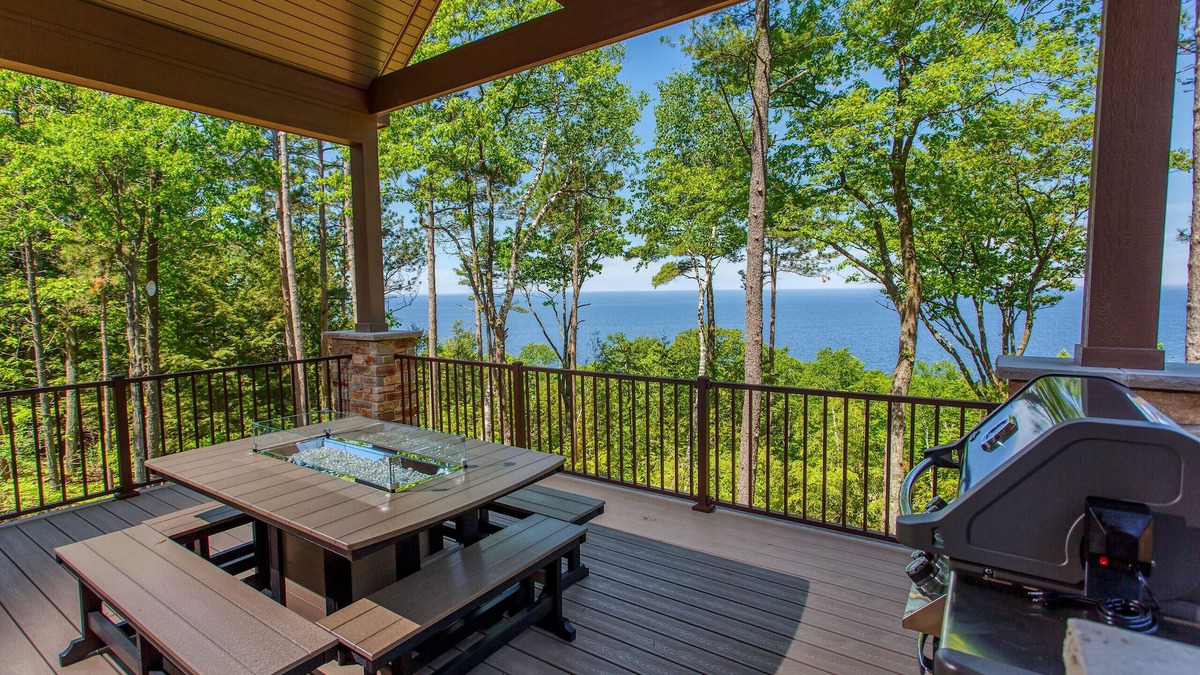 Sturgeon Bay Cabin | Private home on cliff-water views and golf simulator