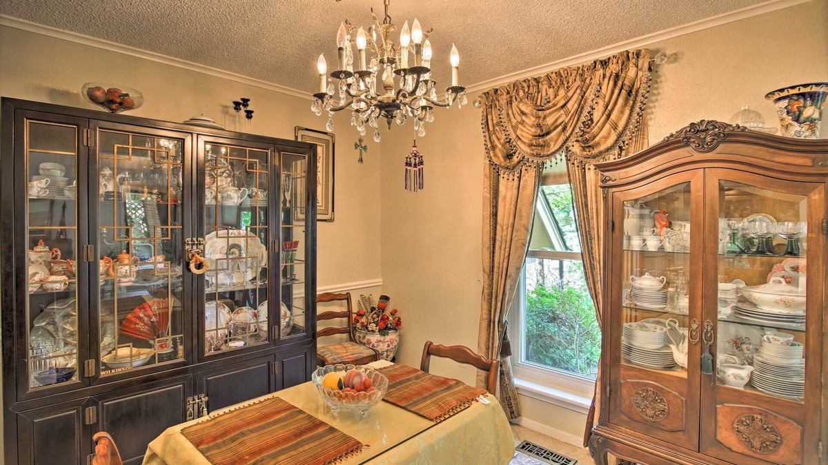 South Tulsa Cottage | Private Home w/Hot Tub & Patio Near Dtwn Tulsa