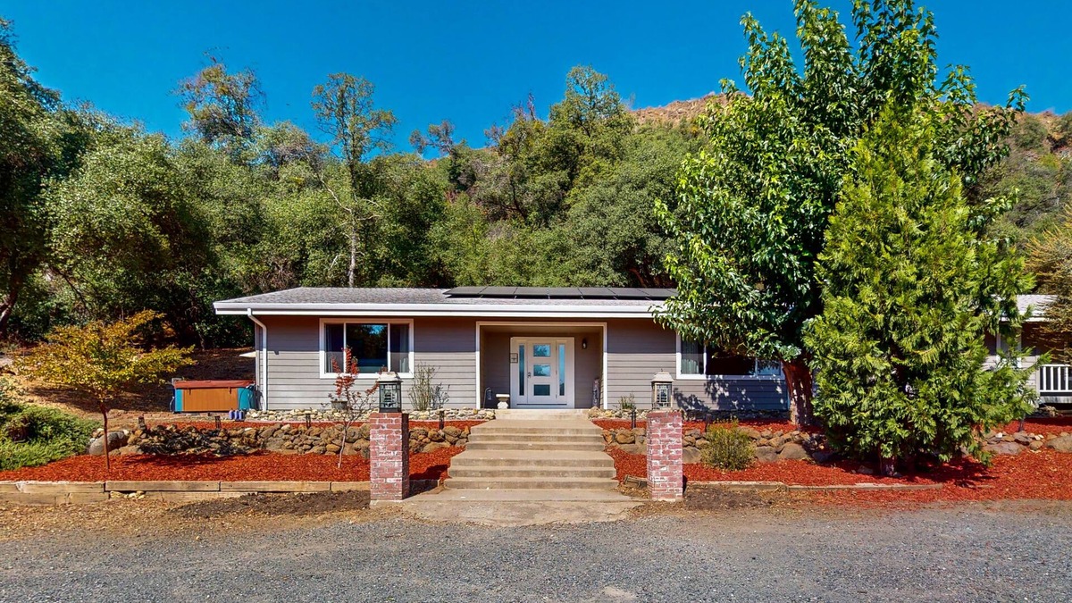 Jamestown House | Private home with peek-a-boo Yosemite views - near outdoor recreation