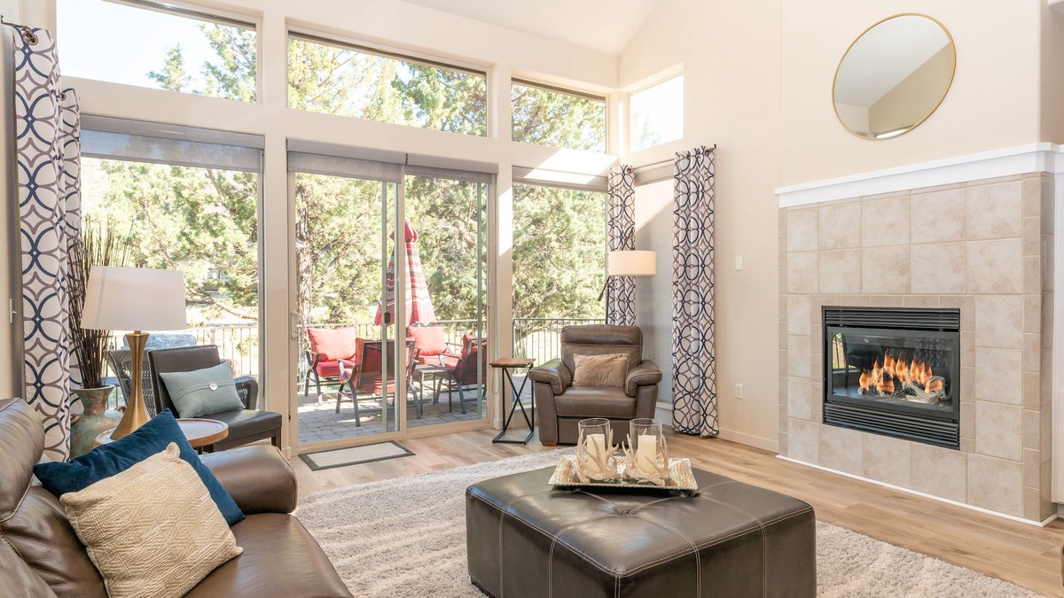 Redmond House | Private Hot Tub! Beautiful Townhome at Eagle Crest - Remodeled ~ Fireplace