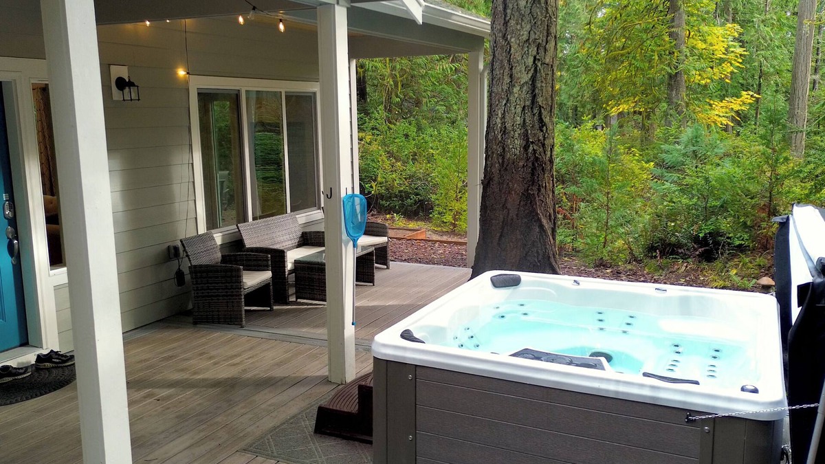Burley House | Private Hot Tub | Brand New! Walk to beach