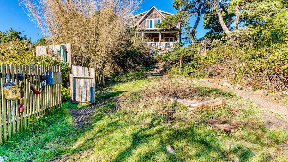 Heceta Beach House | Private Hot Tub & Easy Access to the Beach - Dogs are Welcome