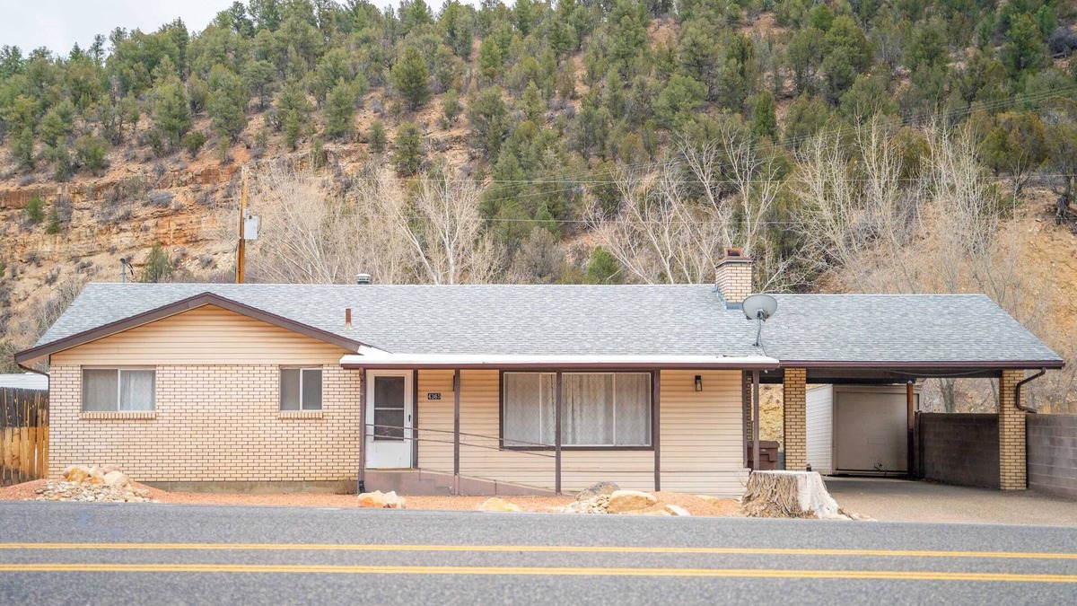 Glendale House | Private Hot Tub! Less than 30 minutes to Zion and the Coral Pink Sand Dunes! Jus