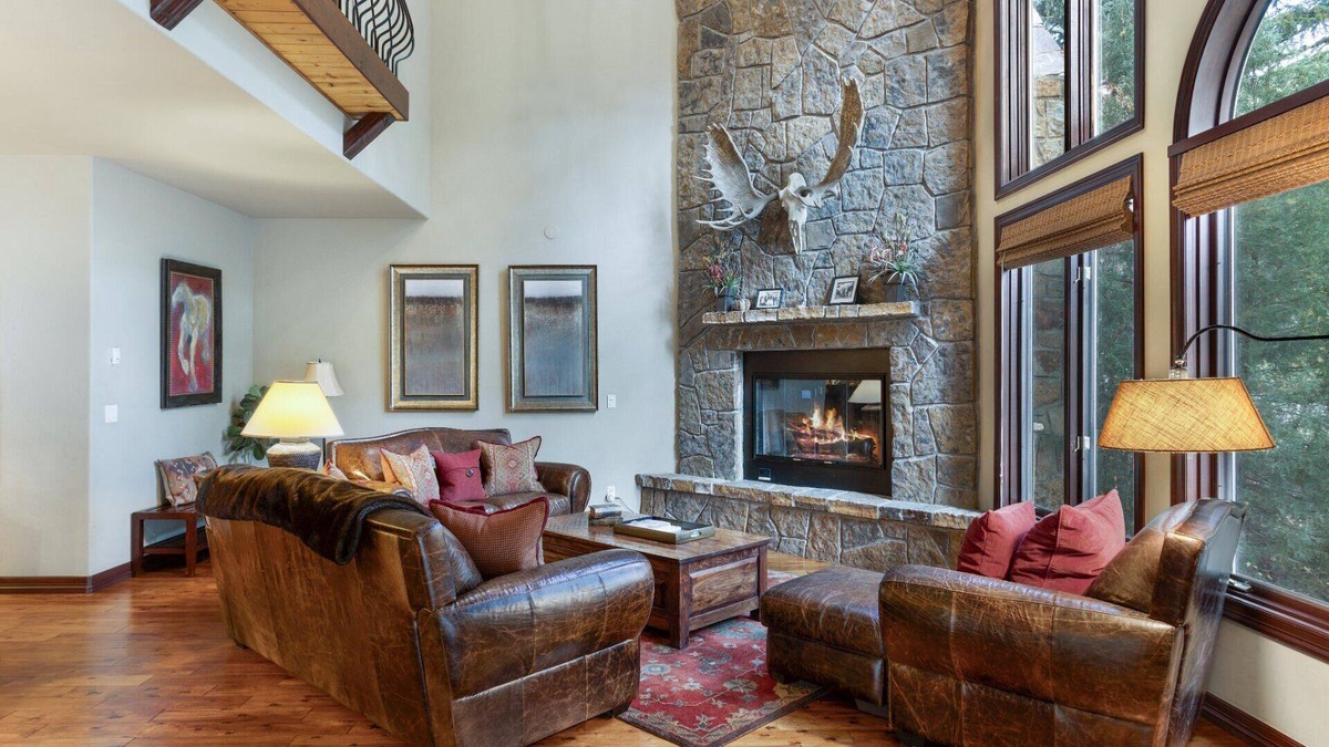 Highland Meadows House | Private Hot Tub - Luxurious & Large with 3 Living Rooms - Convenient to Free Bus