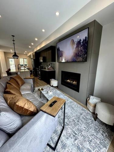 East Kootenay House | Private Hot Tub Ski In Ski Out Sleeps 9