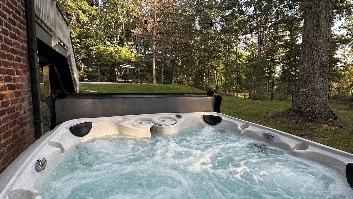 Boyd Tavern House | Private Hot Tub, Pool, Firepit 3 Bdrm/2 Bth in Wine Region of Year