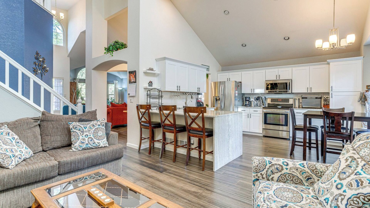 Prides Crossing Cottage | Private Hot Tub w/Projector: Modern Aurora Home