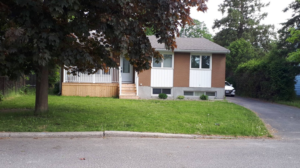 Ottawa Division House | Private House in Center of Ottawa with 5 parking close to Ottawa airport