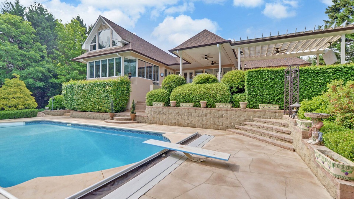 Hartwell House | Private House Retreat on Beautiful Lake Hartwell with Private Pool