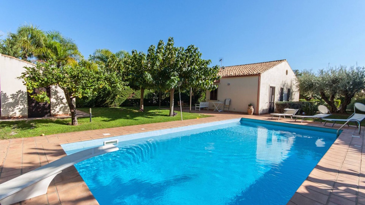 Scicli House | Private house with pool, garden, at the sea, quiet location, WiFi, aircon, 7 pers
