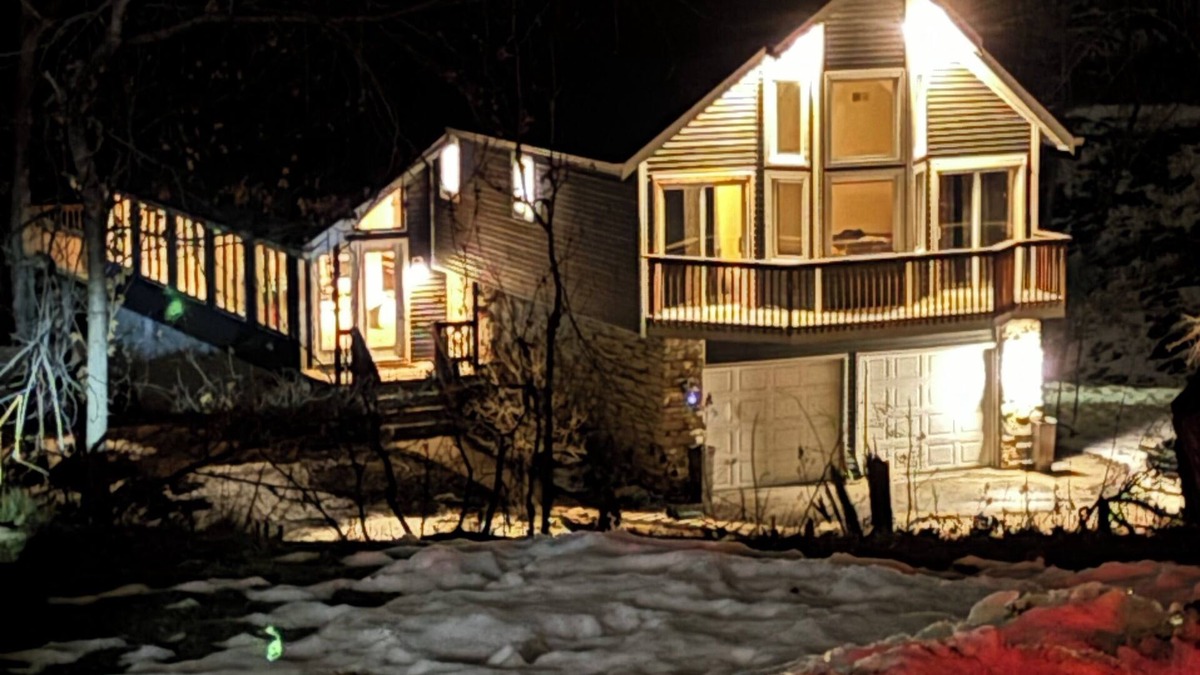 Cedar Rapids House | Private In City retreat 12+ Guests 4 bedrooms 3.5 Bath +Bonus Kitchen downstair