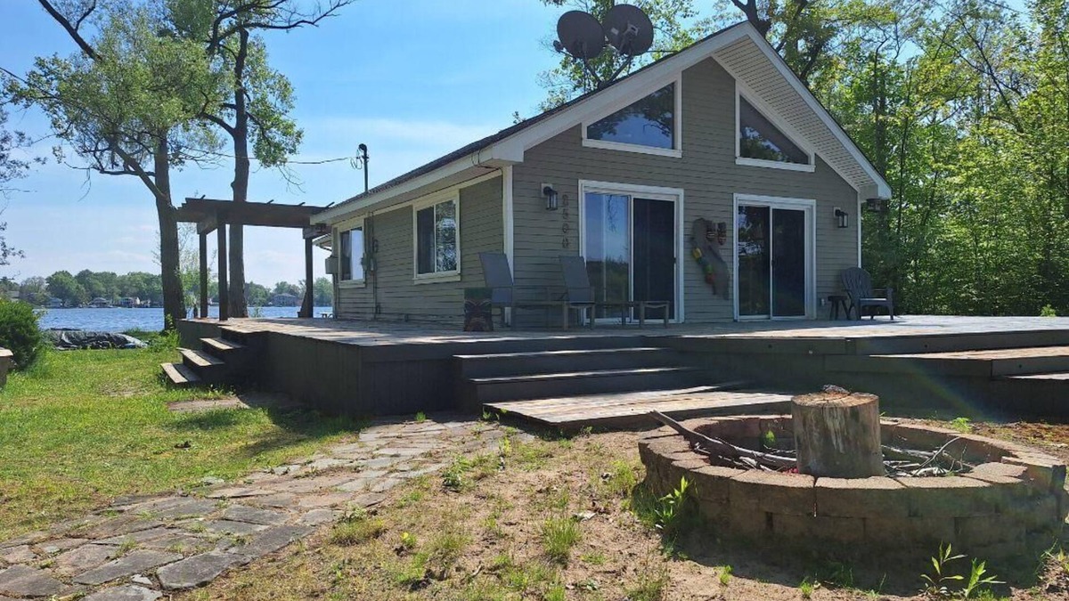 White Lake Cabin | Private Island Getaway. 360 Water views. PONTOON BOAT INCLUDED!