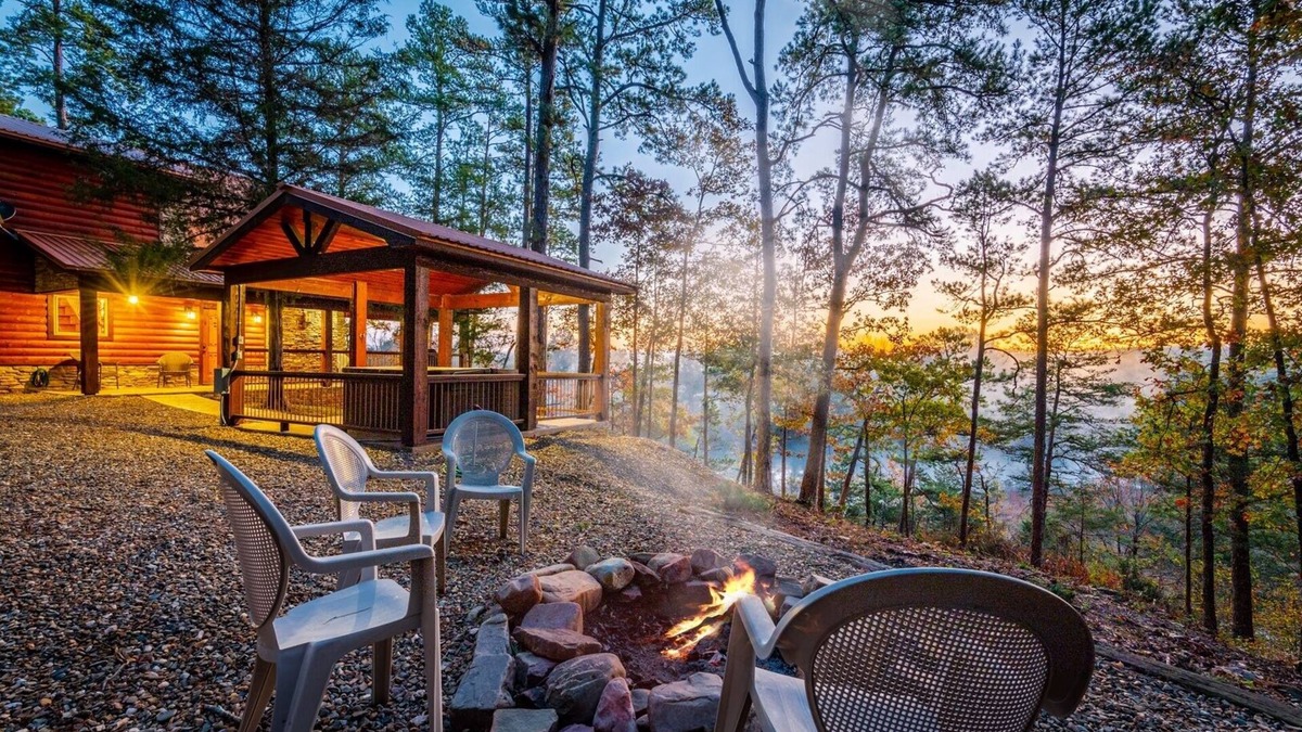 Octavia Cabin | *Private Island*w/free kayaks, hot tub and VIEWS!