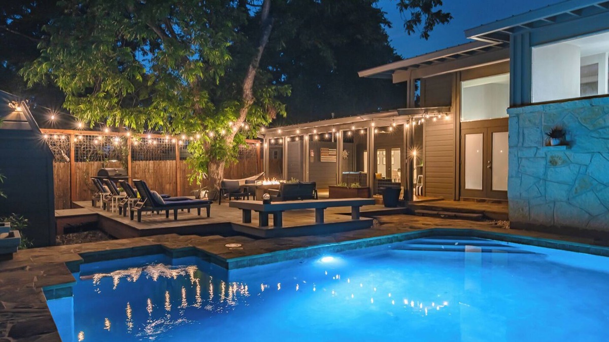 Shearer Hills - Ridgeview House | Private Jetted POOL, Firepit & BBQ in a Stunning House By Airport