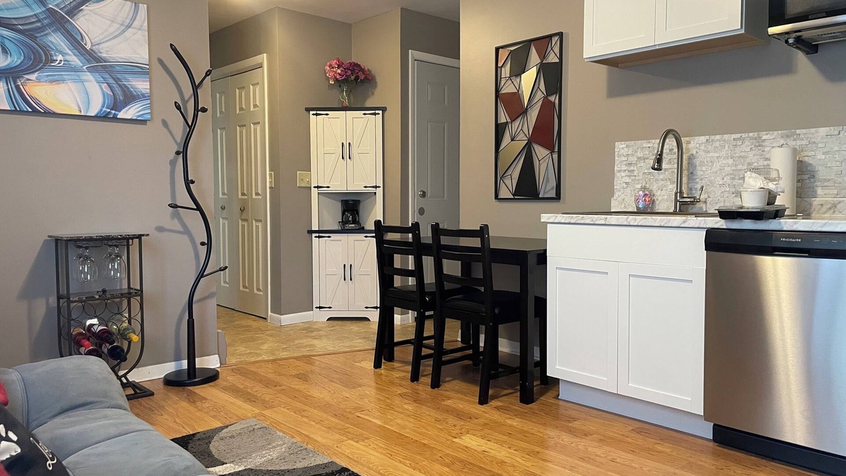 Dubuque House | Private king suite DBQ