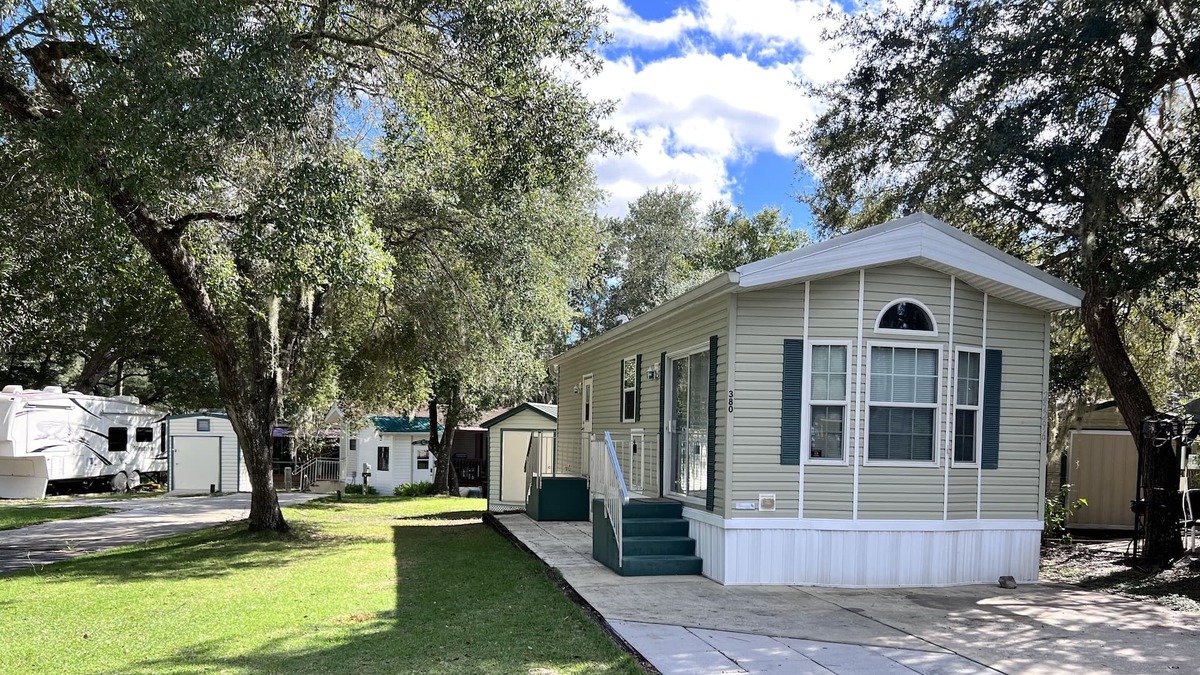 Fort McCoy House | Private lake community with boat ramp, beach and close proximity to Ocala hiking