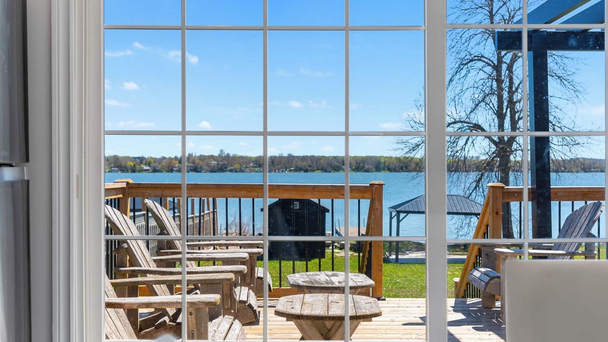 Valentia House | PRIVATE LAKEFRONT COTTAGEWITH GREAT AMENITIES.