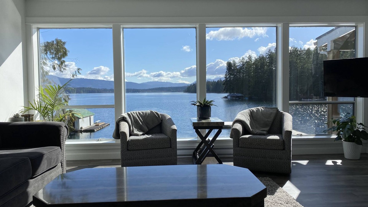 Sproat Lake House | Private lakefront house on beautiful Sproat Lake