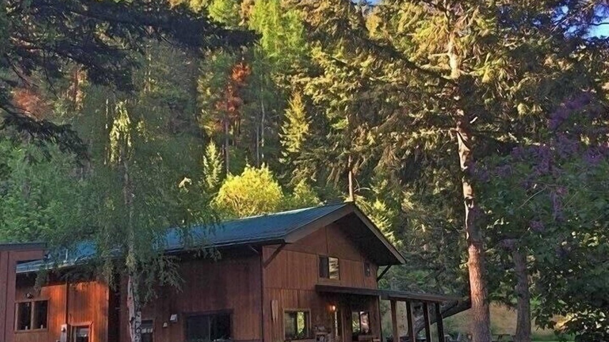 Missoula Cabin | Private lodge. Park like grounds. 15 minutes to downtown. Sleeps 6-12