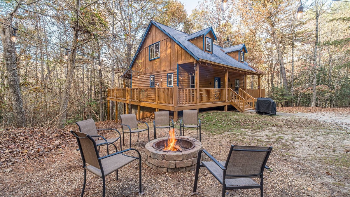 Helen Cabin | Private Log Cabin | 4BR 3BA | Pet Friendly | Hot Tub | Fire Pit | Sauna
