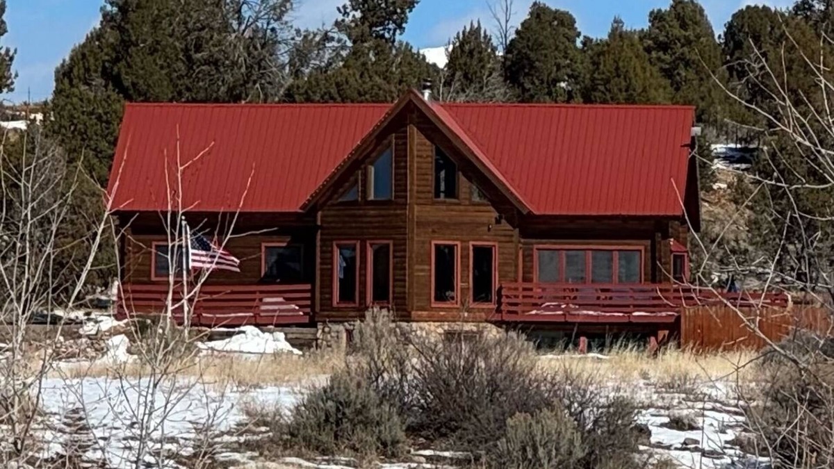 Hesperus House | Private Log Cabin; Pond, Hot tub, Star Gazing, Shuffle Board, Sauna
