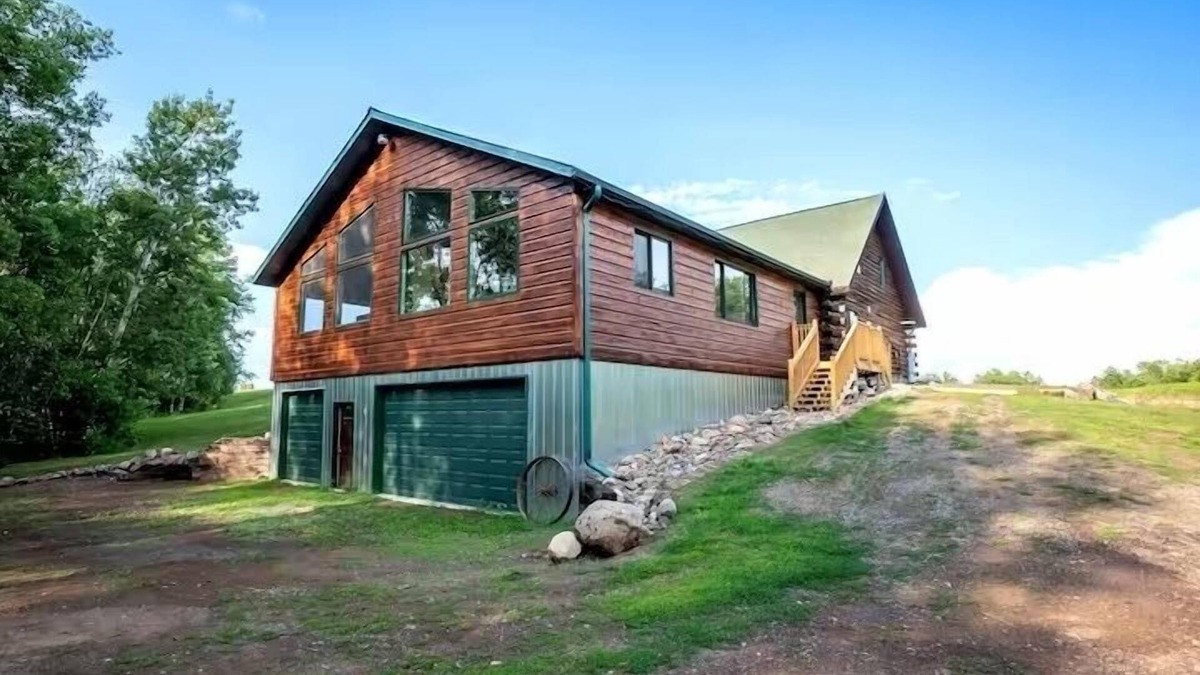 Mora Cabin | Private Log Home With Sauna and Hot Tub