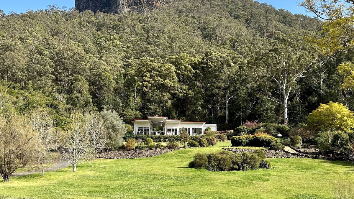 Lamington House | Private luxury home in the mountains with spa, sauna and flowing creek