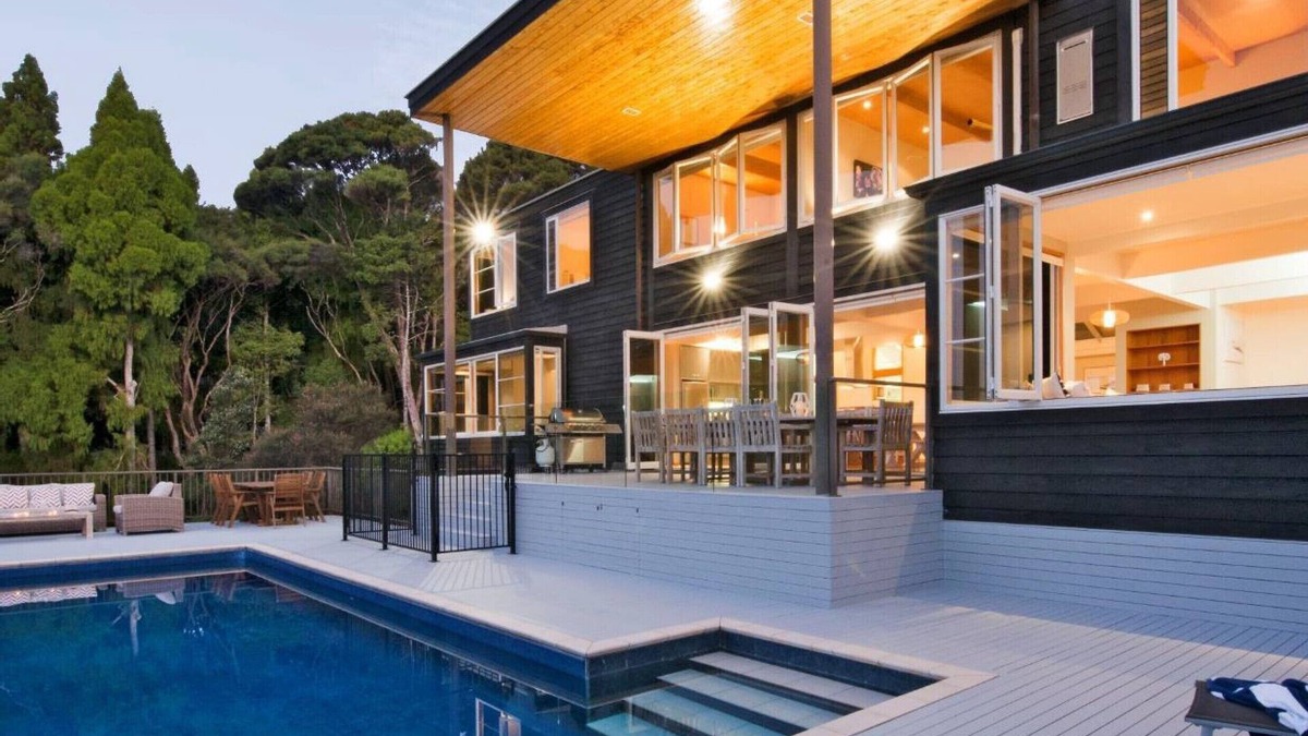 Paihia House | Private Luxury in Paihia - with Heated Pool!