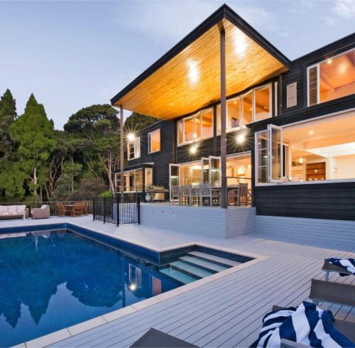 Paihia Villa | Private Luxury in Paihia - with Heated Pool!