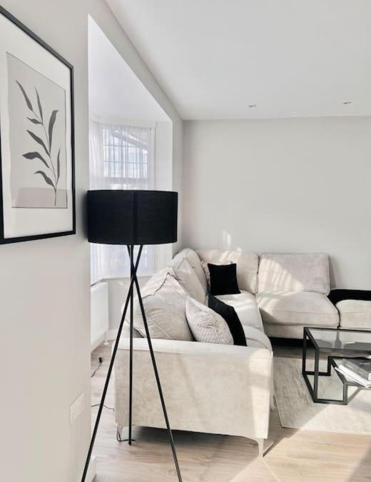 Palmers Green Apartment | Private Luxury One Bedroom Apartment with parking