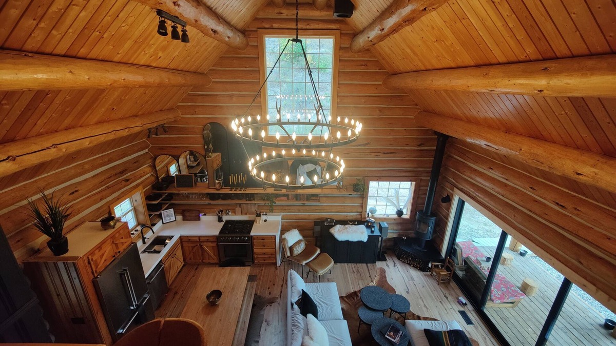 Cle Elum Cabin | Private Luxury River Front Log Cabin in Cle Elum: Hot Tub, Mountain Views, 9 Acres