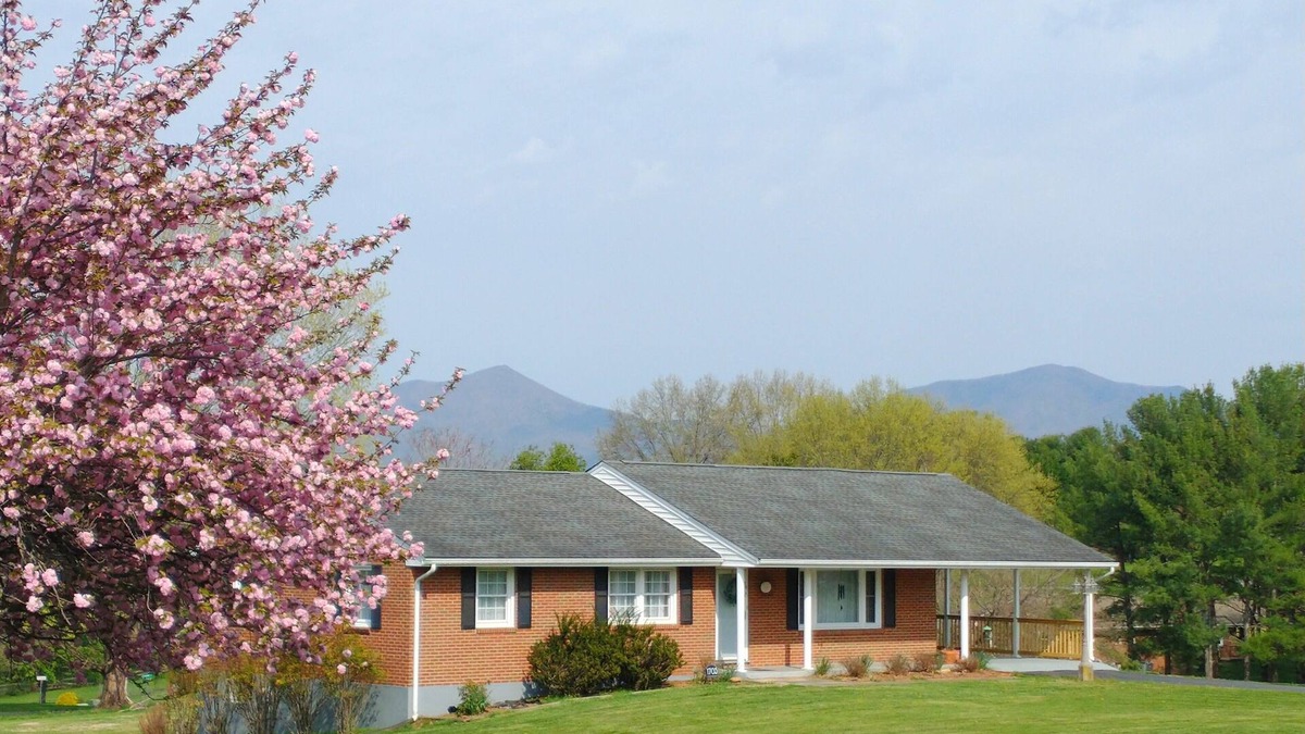 Bedford House | Private MAIN LEVEL of this Sunny House Near the Blue Ridge Parkway, Bedford, VA