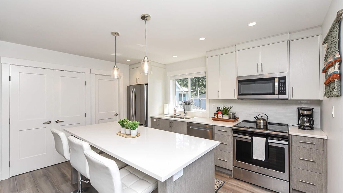 Courtenay House | Private Modern Carriage by Seal Bay Trails