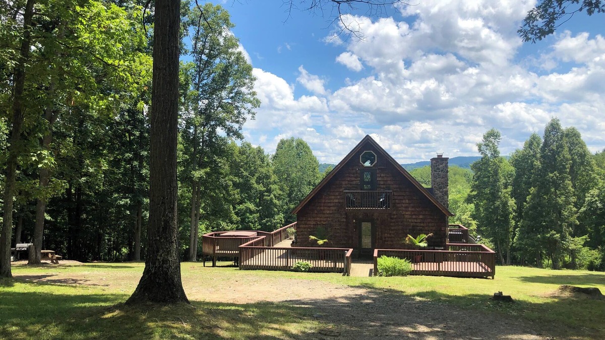 Redstar Cabin | Private New River Gorge getaway. Modern cabin w hot tub, fireplace, WiFi & views