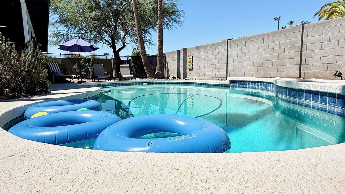 Optimist Park SW House | PRIVATE OASIS, 4bdrm with sparkling pool and fun games