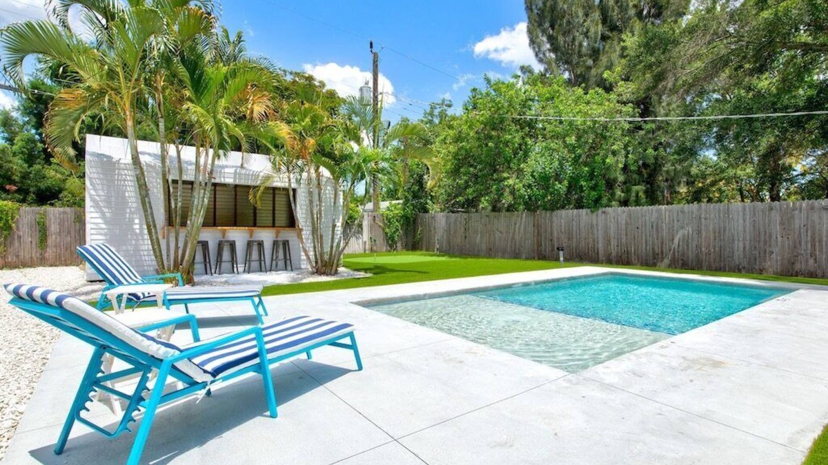 West Bradenton House | Private Oasis: Heated Saltwater Pool+Putting Green