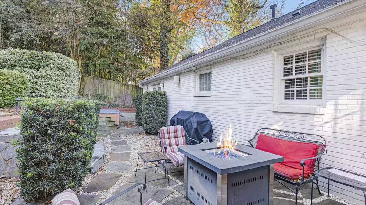 Wilmore House | Private Oasis. Uptown. Pool. Hot Tub. Fire pit. Fenced in Yard