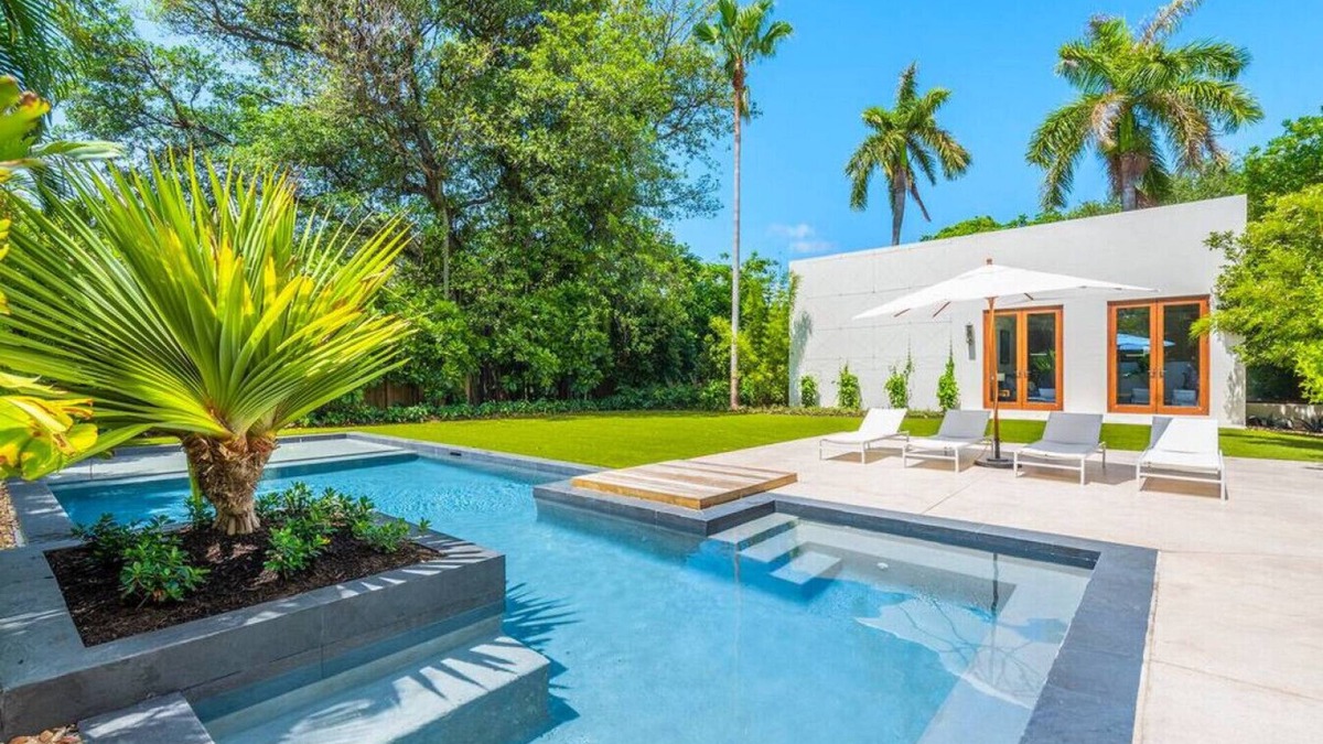 Bayside Historic District Villa | Private Oasis with Pool sleeps 12, Brand new !