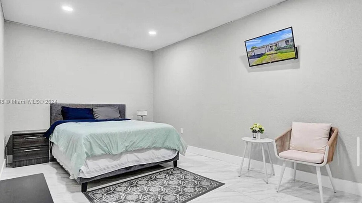 Sunrise House | Private Peaceful Guesthouse in Sunrise, Floridan