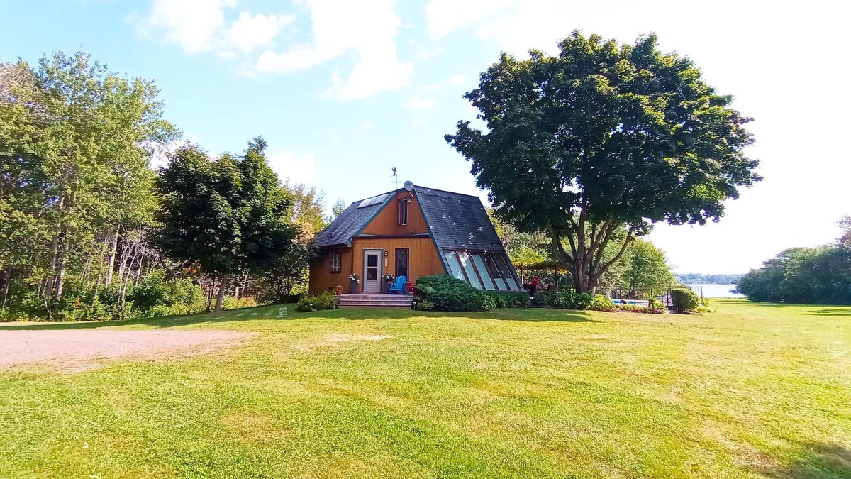 Cornwall House | PRIVATE PEI SOUTH SHORE COTTAGE: POOL, A/C, near BEACH, GOLF & Charlottetown