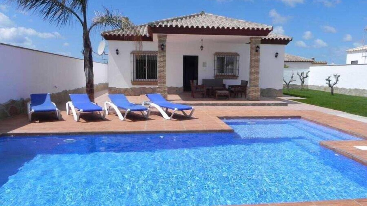 Conil de la Frontera House | Private pool, outdoor kitchen and bar, free Wi-Fi, brick barbecue, shady verandas - Casa David -
