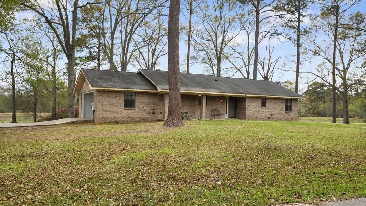 Hattiesburg House | Private pond, fishing, 2 bed 2 bath Retreat